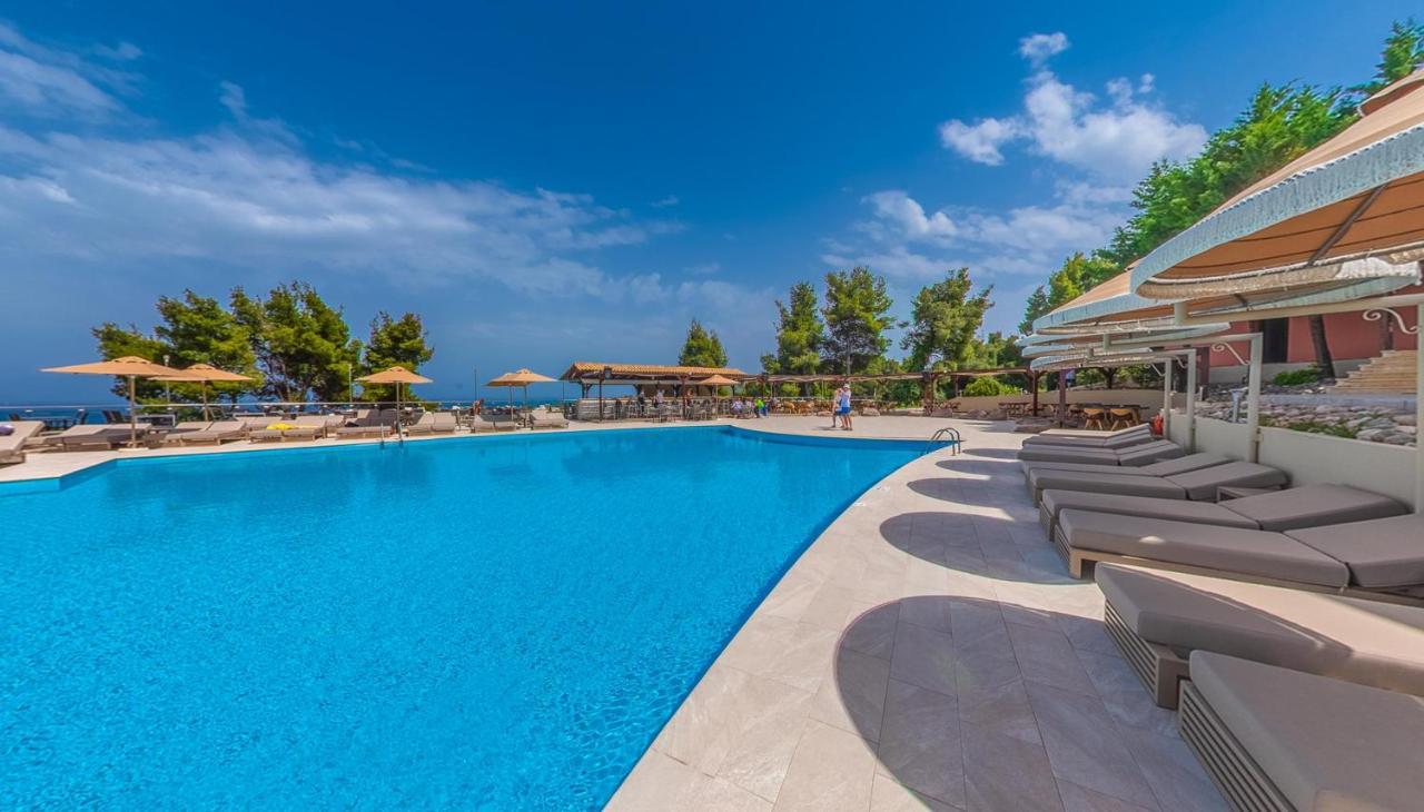 Alia Palace Hotel - Adults Only 16+ 哈爾基季基州 外观 照片 The swimming pool at the hotel