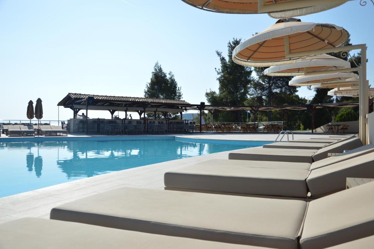 Alia Palace Hotel - Adults Only 16+ 哈爾基季基州 外观 照片 The pool at the hotel