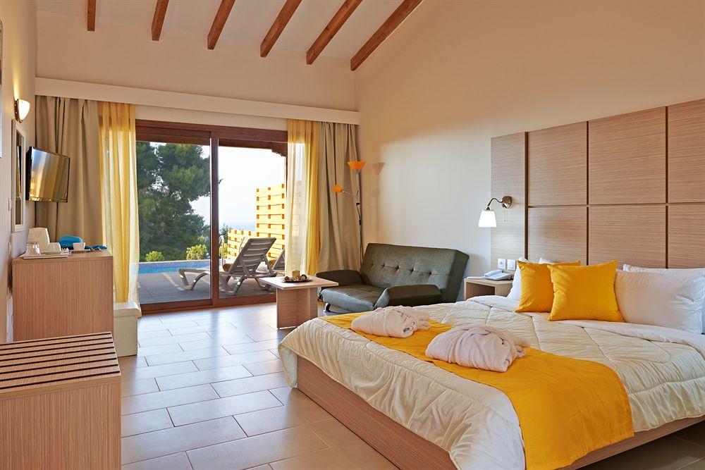 Alia Palace Hotel - Adults Only 16+ 哈爾基季基州 外观 照片 A room at the hotel