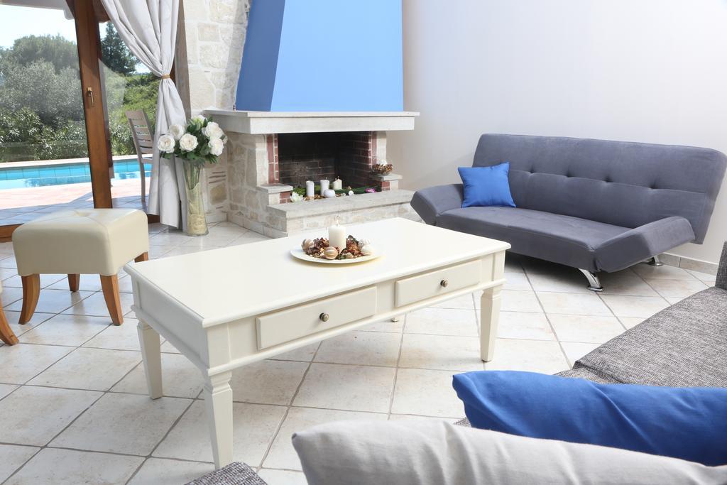 Alia Palace Hotel - Adults Only 16+ 哈爾基季基州 外观 照片 A living room with a fireplace