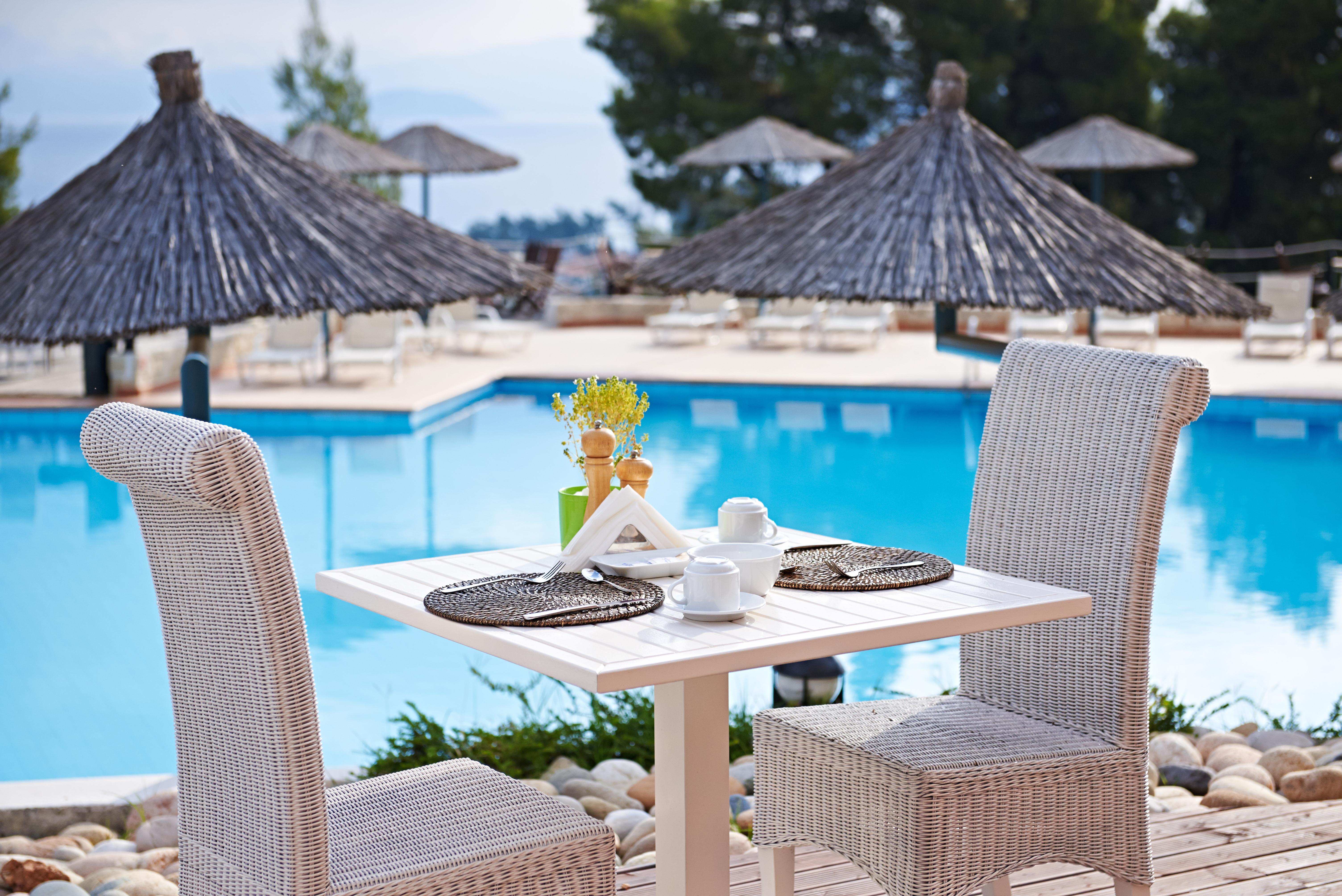 Alia Palace Hotel - Adults Only 16+ 哈爾基季基州 外观 照片 A poolside table at a hotel