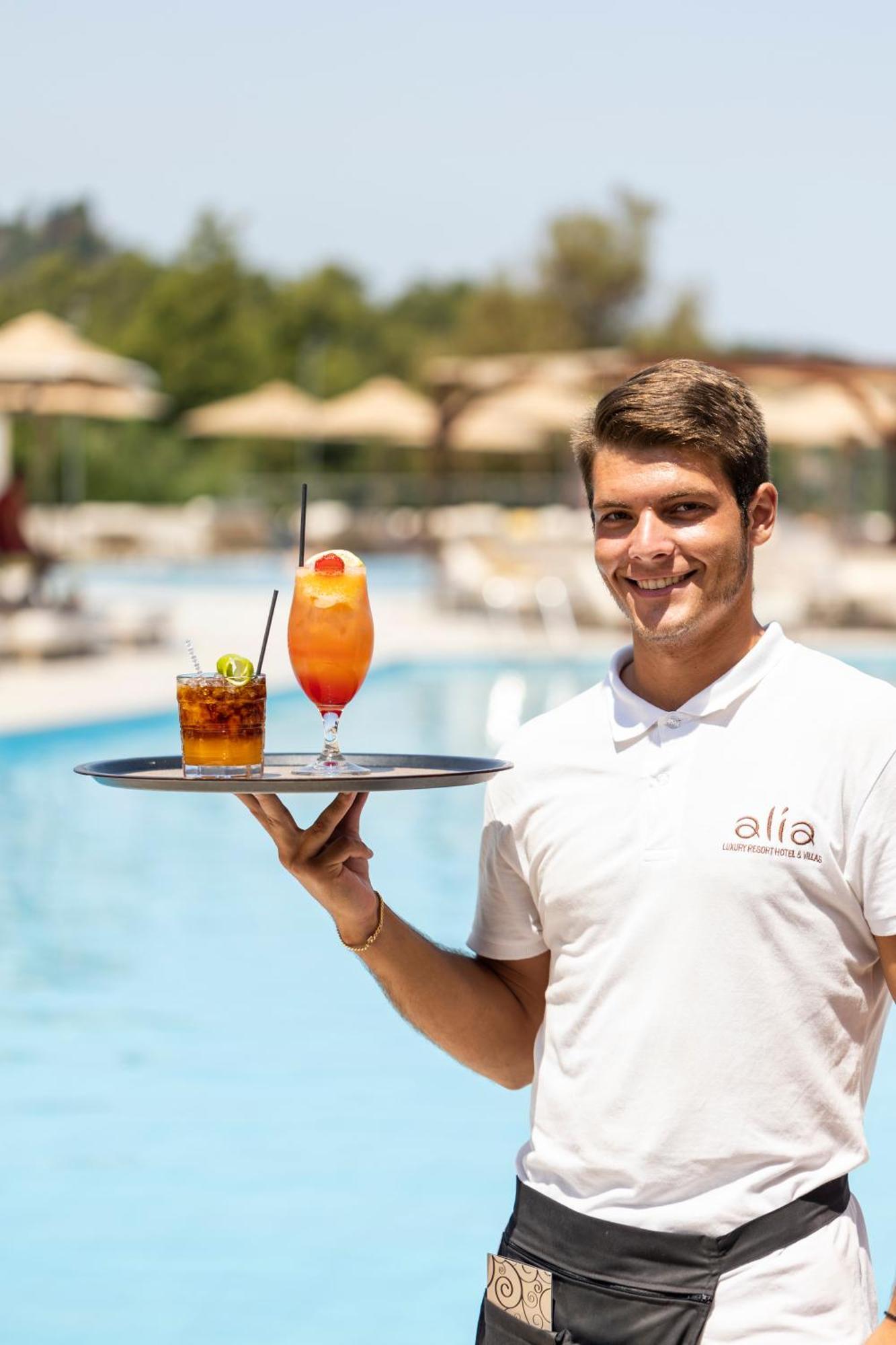 Alia Palace Hotel - Adults Only 16+ 哈爾基季基州 外观 照片 A waiter serving drinks