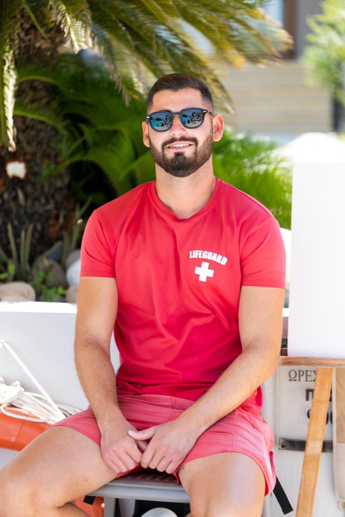 Alia Palace Hotel - Adults Only 16+ 哈爾基季基州 外观 照片 A lifeguard in Miami Beach, Florida