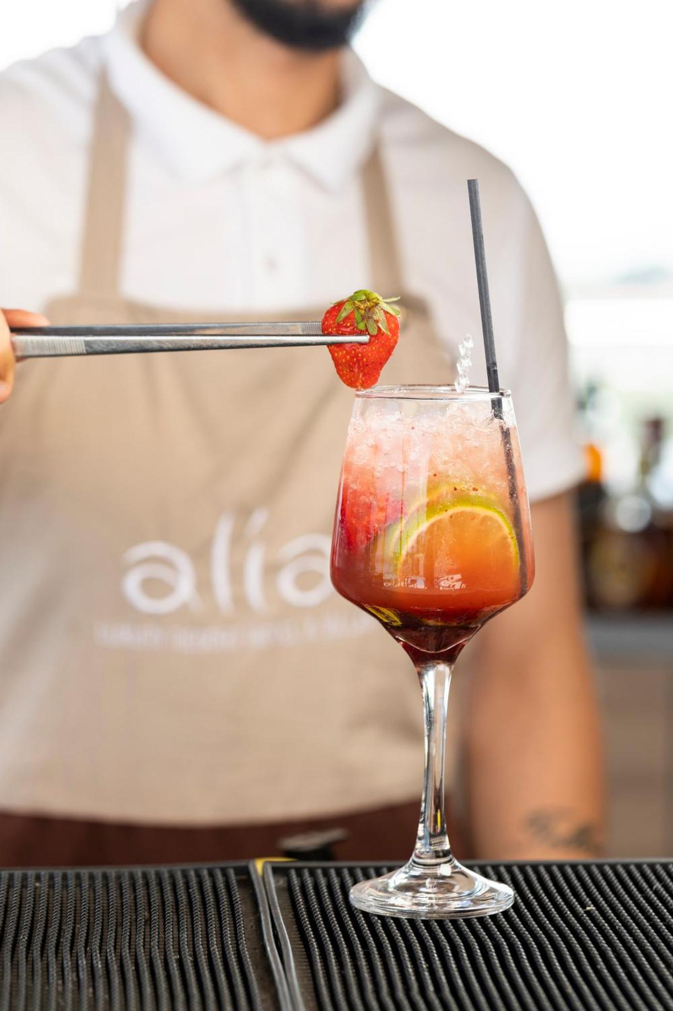 Alia Palace Hotel - Adults Only 16+ 哈爾基季基州 外观 照片 A strawberry being placed on a strawberry bellini