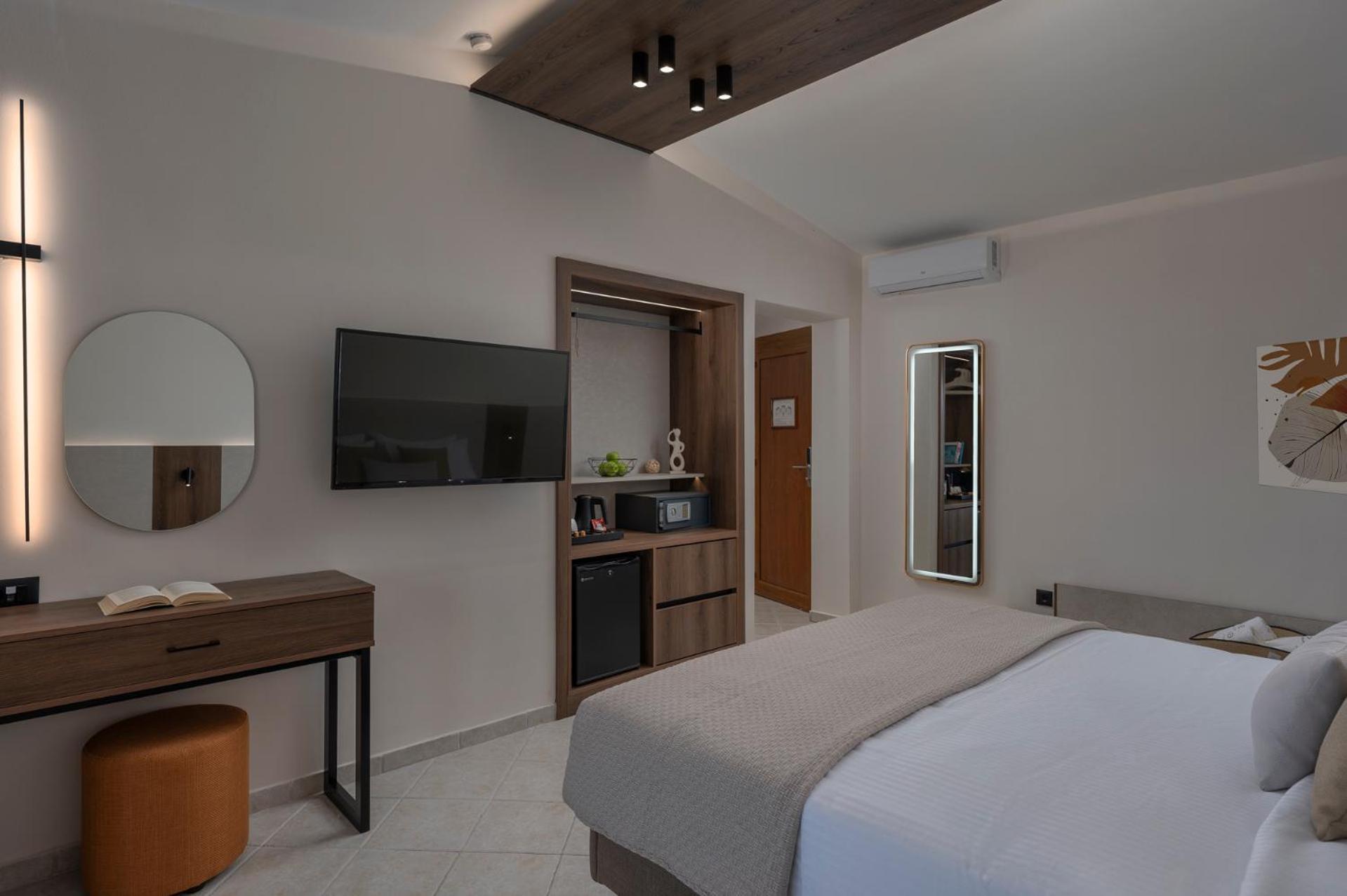 Alia Palace Hotel - Adults Only 16+ 哈爾基季基州 外观 照片 A room at the hotel