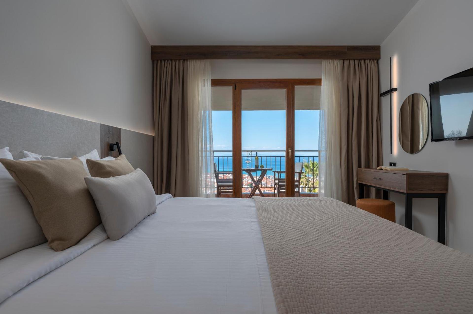 Alia Palace Hotel - Adults Only 16+ 哈爾基季基州 外观 照片 A room at the hotel