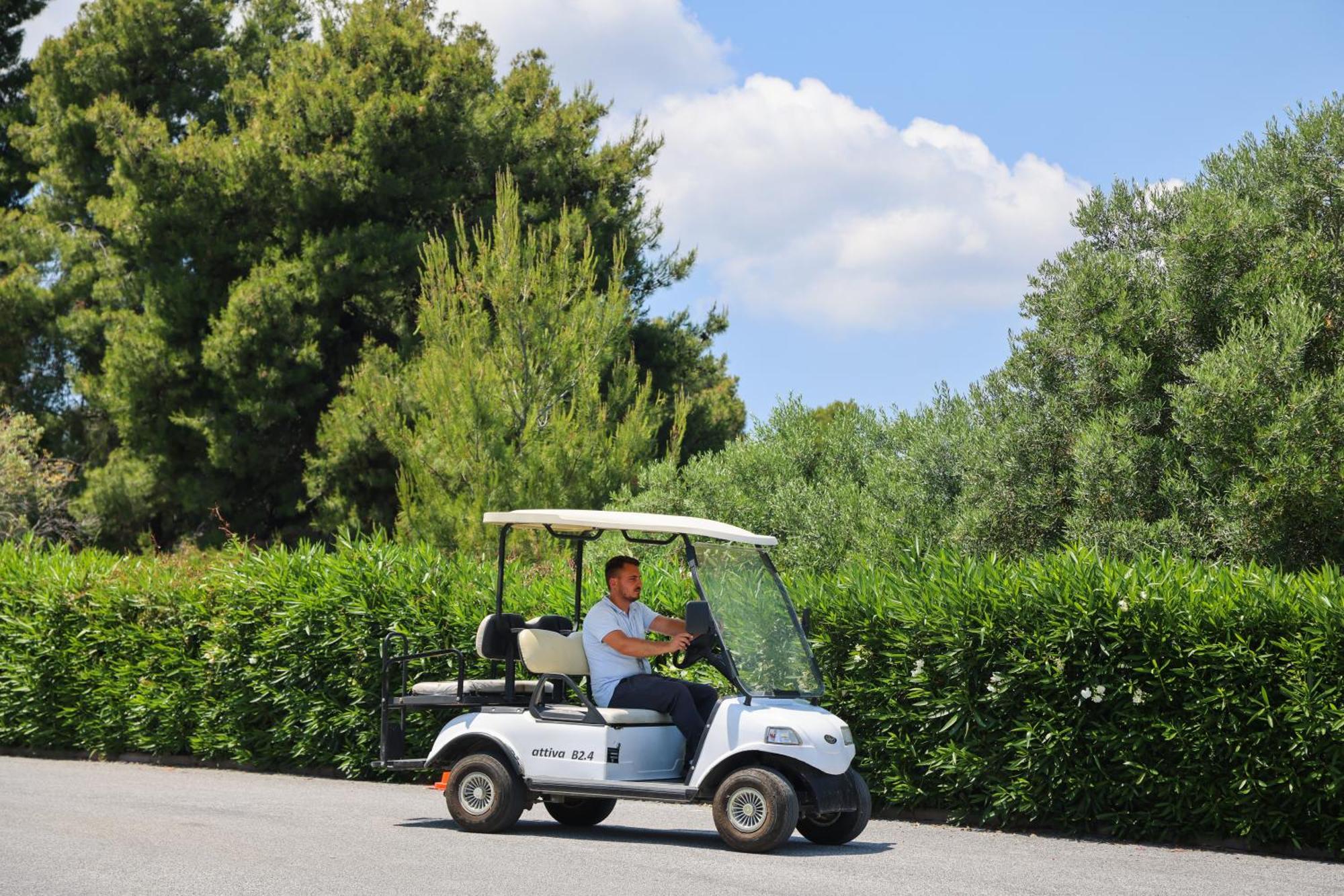 Alia Palace Hotel - Adults Only 16+ 哈爾基季基州 外观 照片 Golf cart