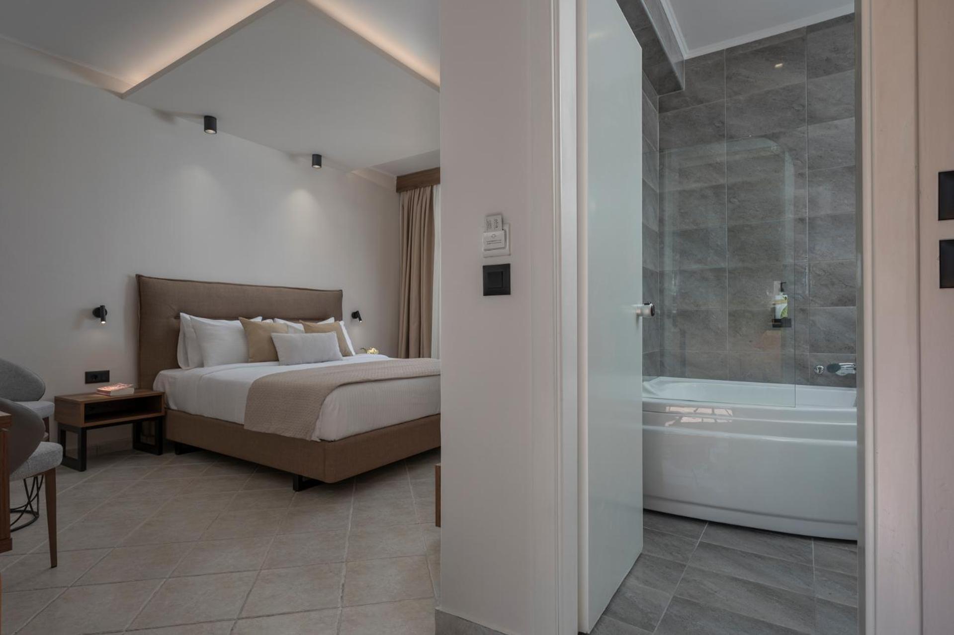 Alia Palace Hotel - Adults Only 16+ 哈爾基季基州 外观 照片 A room at the hotel