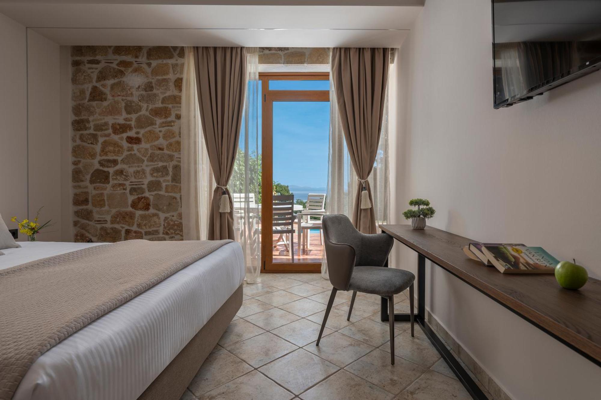 Alia Palace Hotel - Adults Only 16+ 哈爾基季基州 外观 照片 A room at the hotel