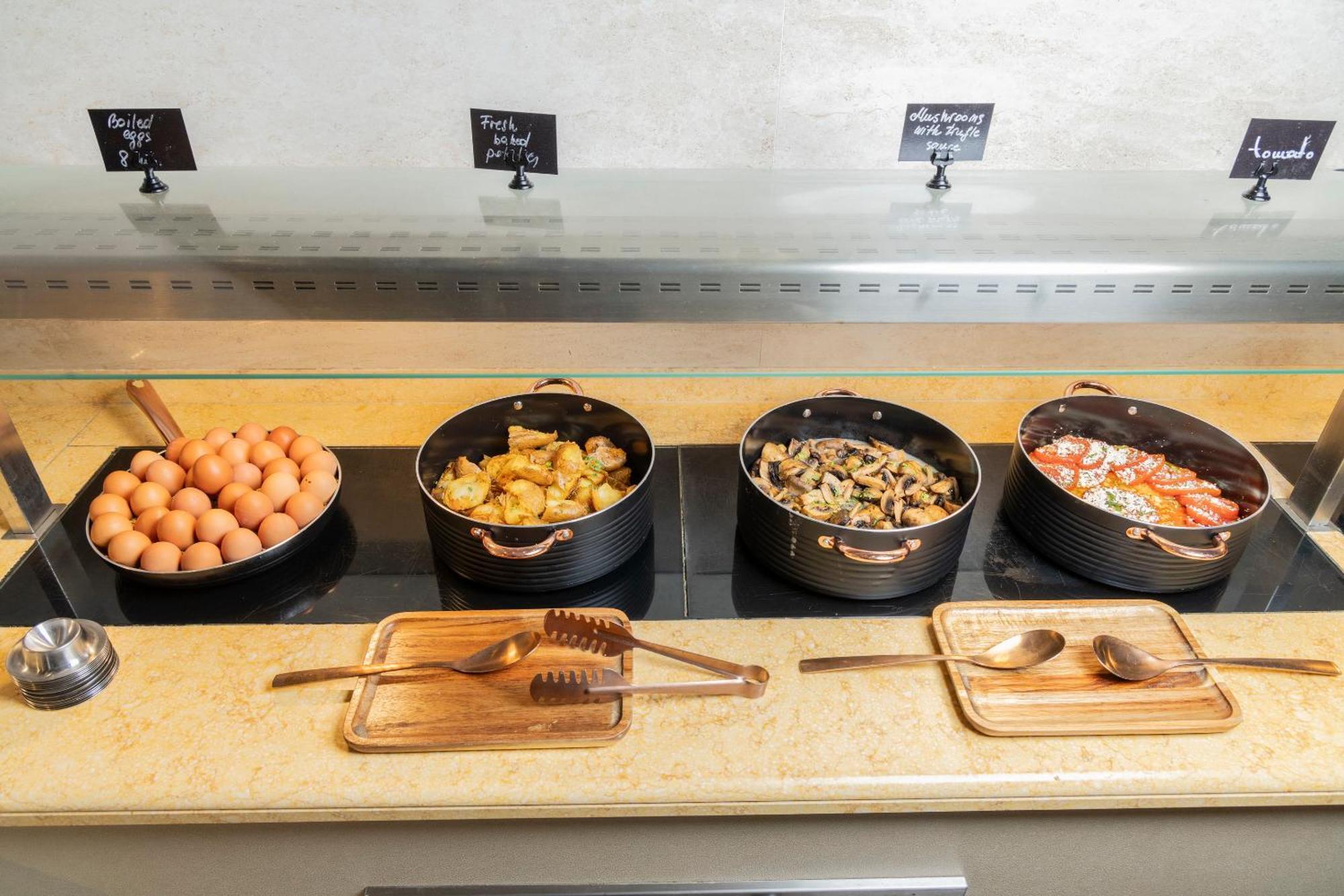 Alia Palace Hotel - Adults Only 16+ 哈爾基季基州 外观 照片 A breakfast buffet at a hotel