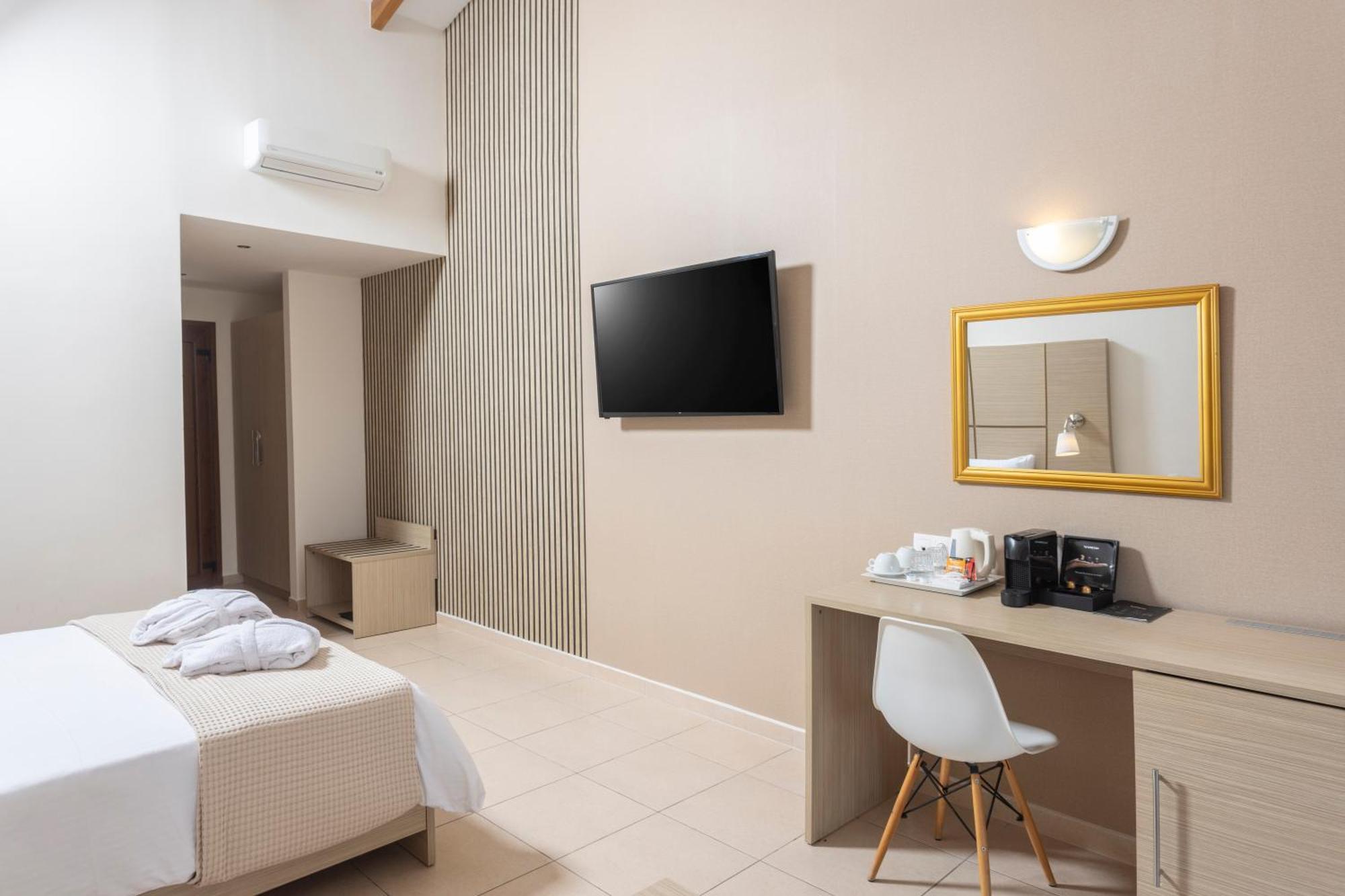 Alia Palace Hotel - Adults Only 16+ 哈爾基季基州 客房 照片 A room at the hotel