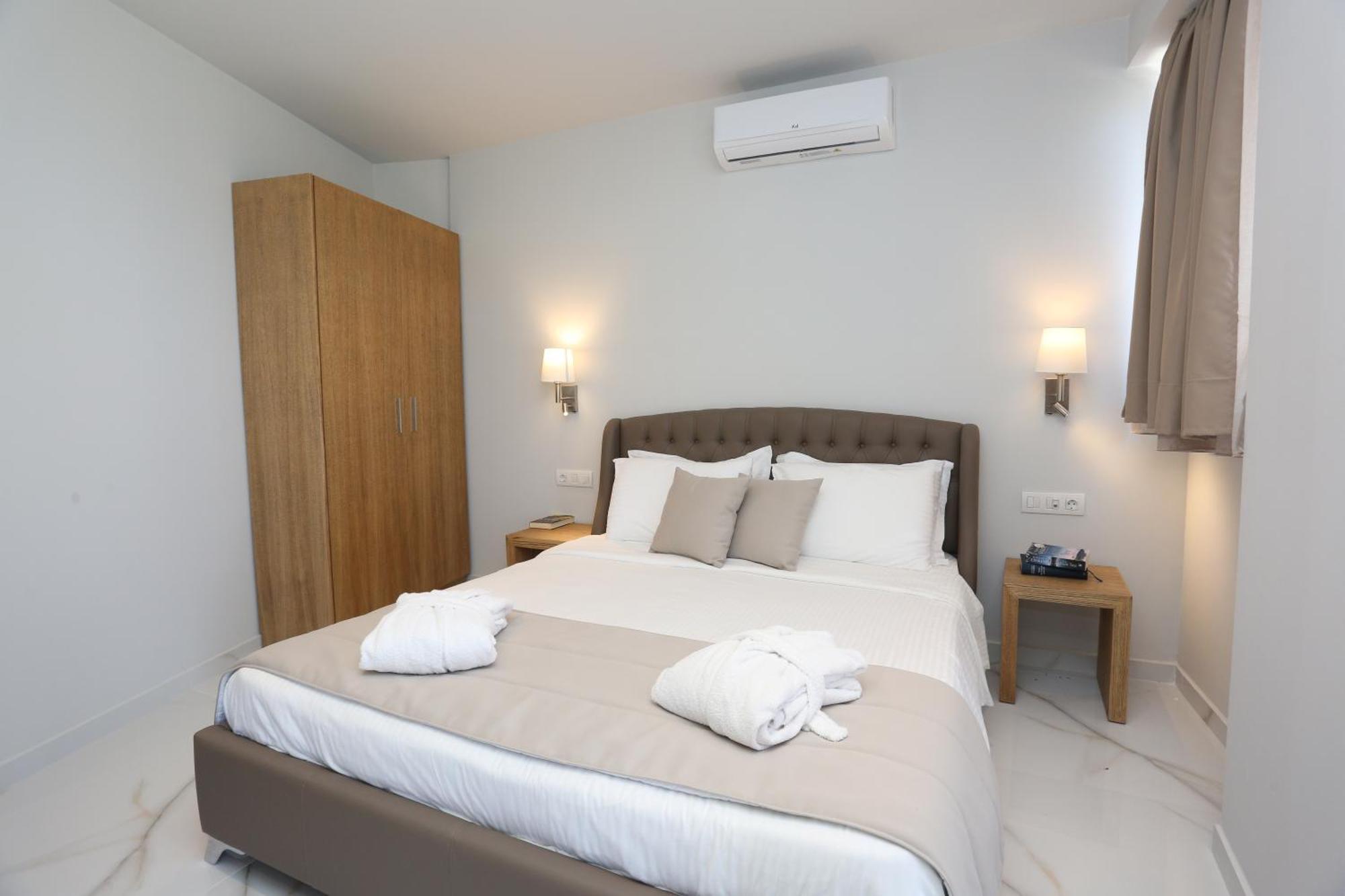 Alia Palace Hotel - Adults Only 16+ 哈爾基季基州 外观 照片 A bedroom in a hotel
