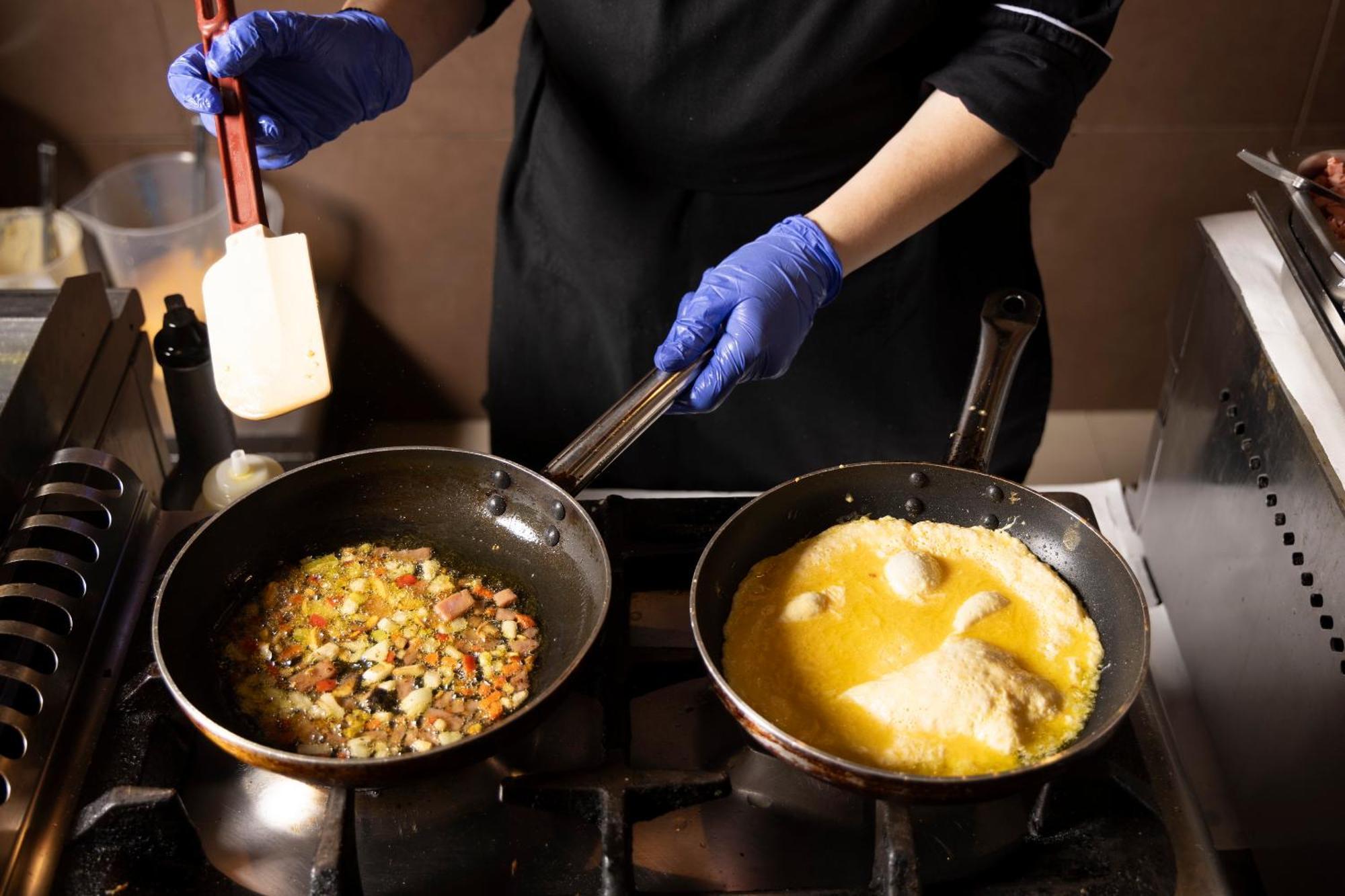 Alia Palace Hotel - Adults Only 16+ 哈爾基季基州 外观 照片 A chef cooking with a wok