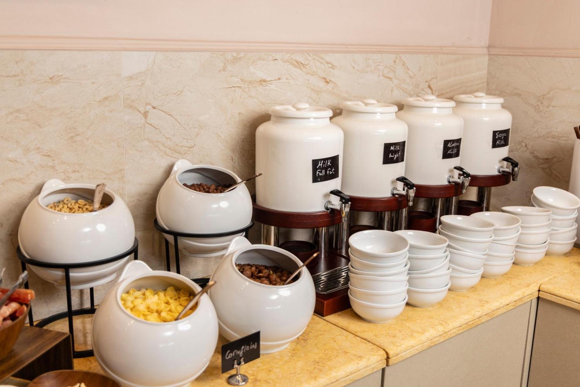 Alia Palace Hotel - Adults Only 16+ 哈爾基季基州 外观 照片 A selection of teas at a buffet