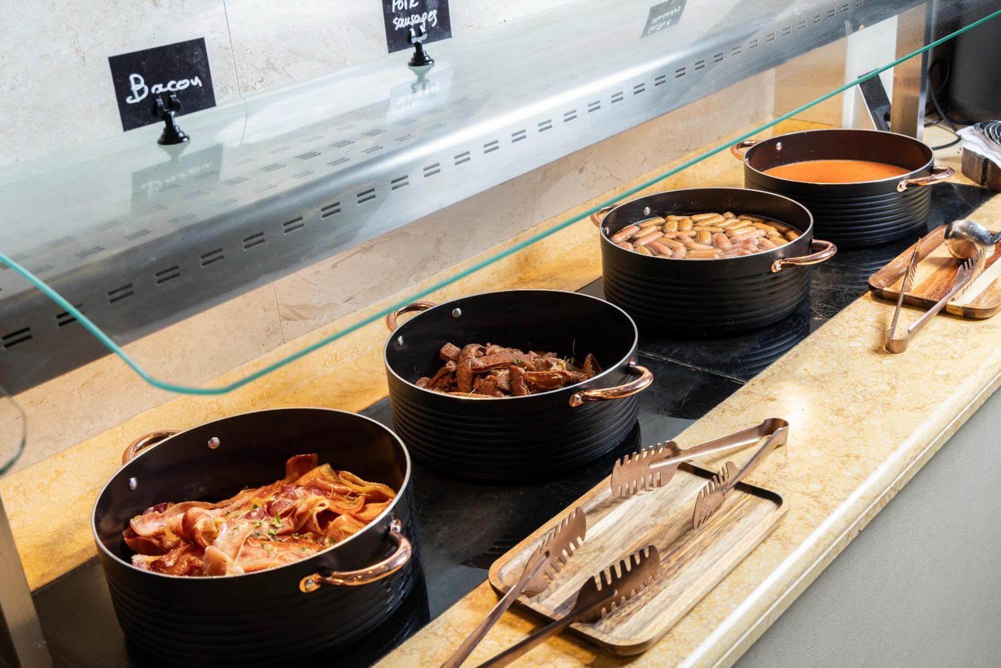 Alia Palace Hotel - Adults Only 16+ 哈爾基季基州 外观 照片 Bacon, sausage, chicken and cheese at a salad bar