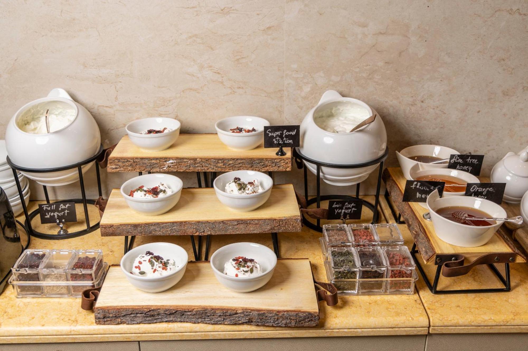 Alia Palace Hotel - Adults Only 16+ 哈爾基季基州 外观 照片 A selection of teas at a buffet