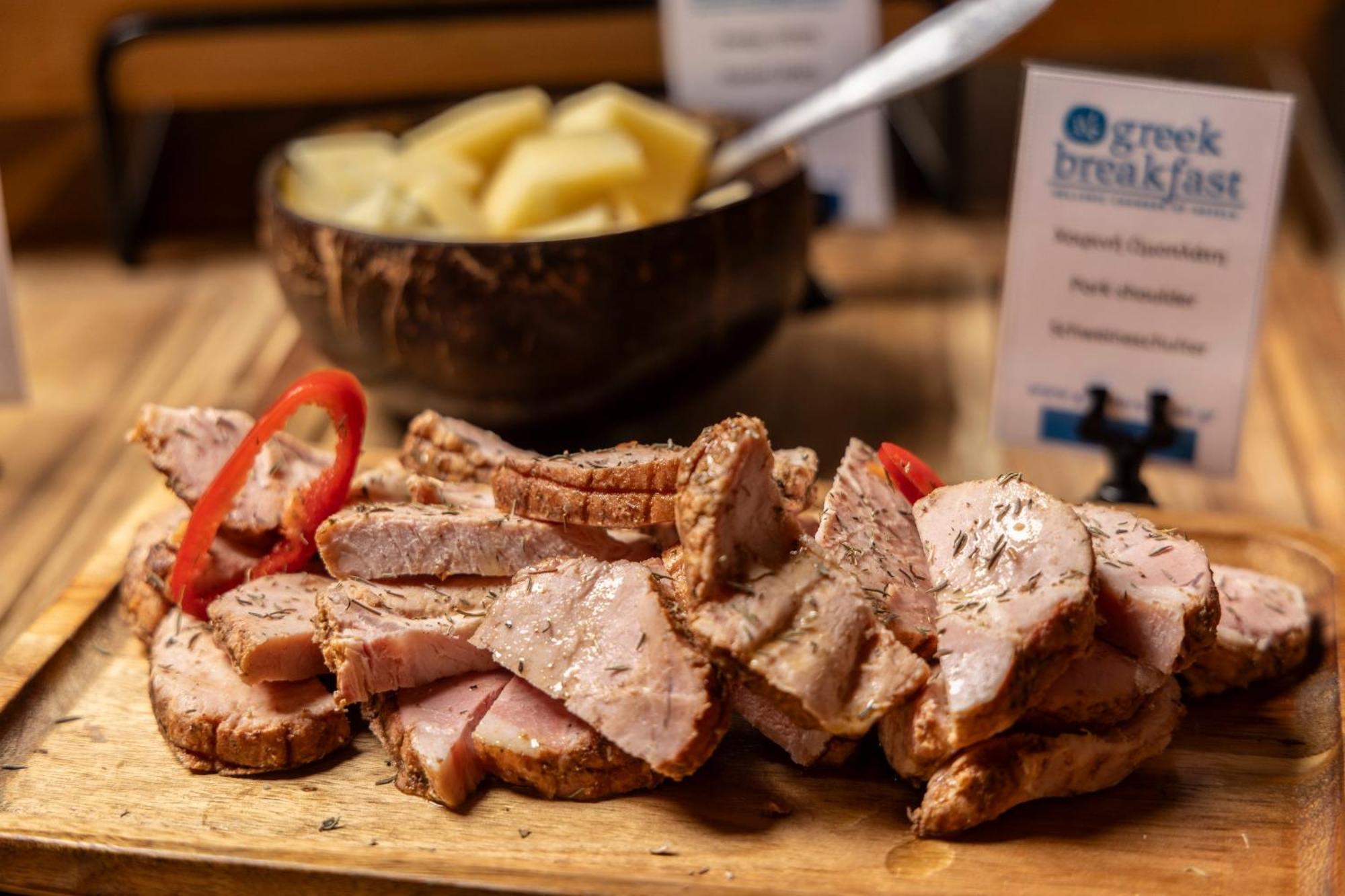 Alia Palace Hotel - Adults Only 16+ 哈爾基季基州 外观 照片 Pork prepared at the 2019 Minnesota Pork Convention
