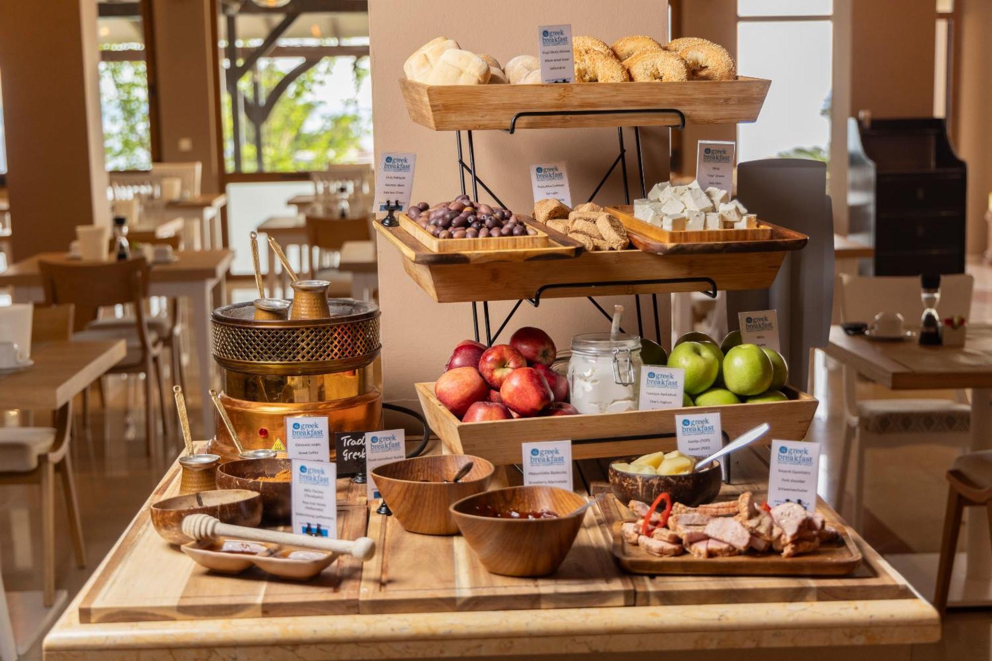 Alia Palace Hotel - Adults Only 16+ 哈爾基季基州 外观 照片 A buffet at a hotel