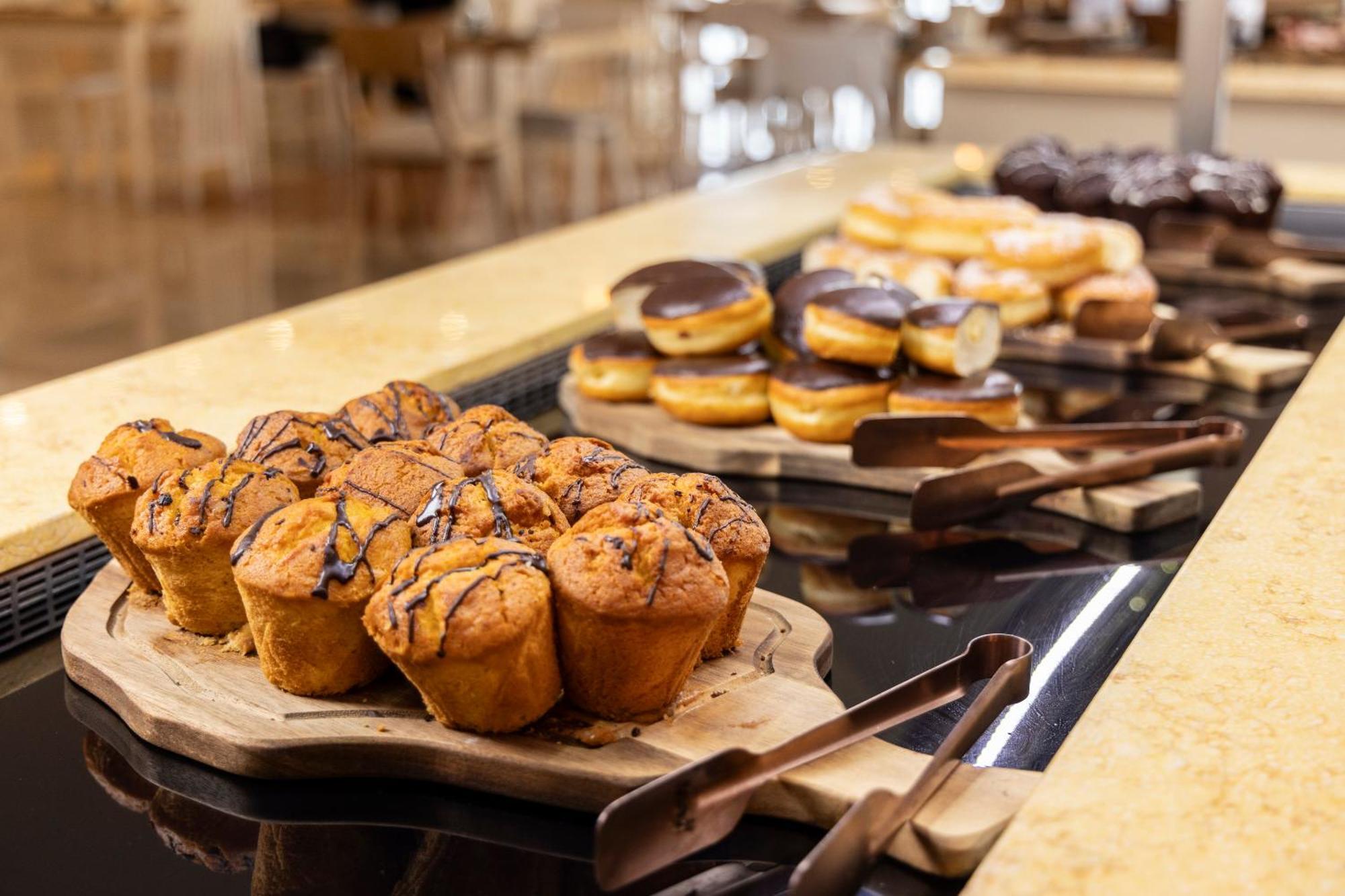 Alia Palace Hotel - Adults Only 16+ 哈爾基季基州 外观 照片 A selection of pastries at a buffet